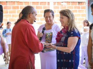 10-Entrega-librito-Raices-Ancestrales-Gobernadora-Margarita