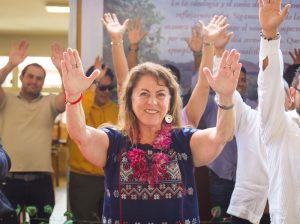 Entrega-librito-Raices-Gobernadora-Margarita